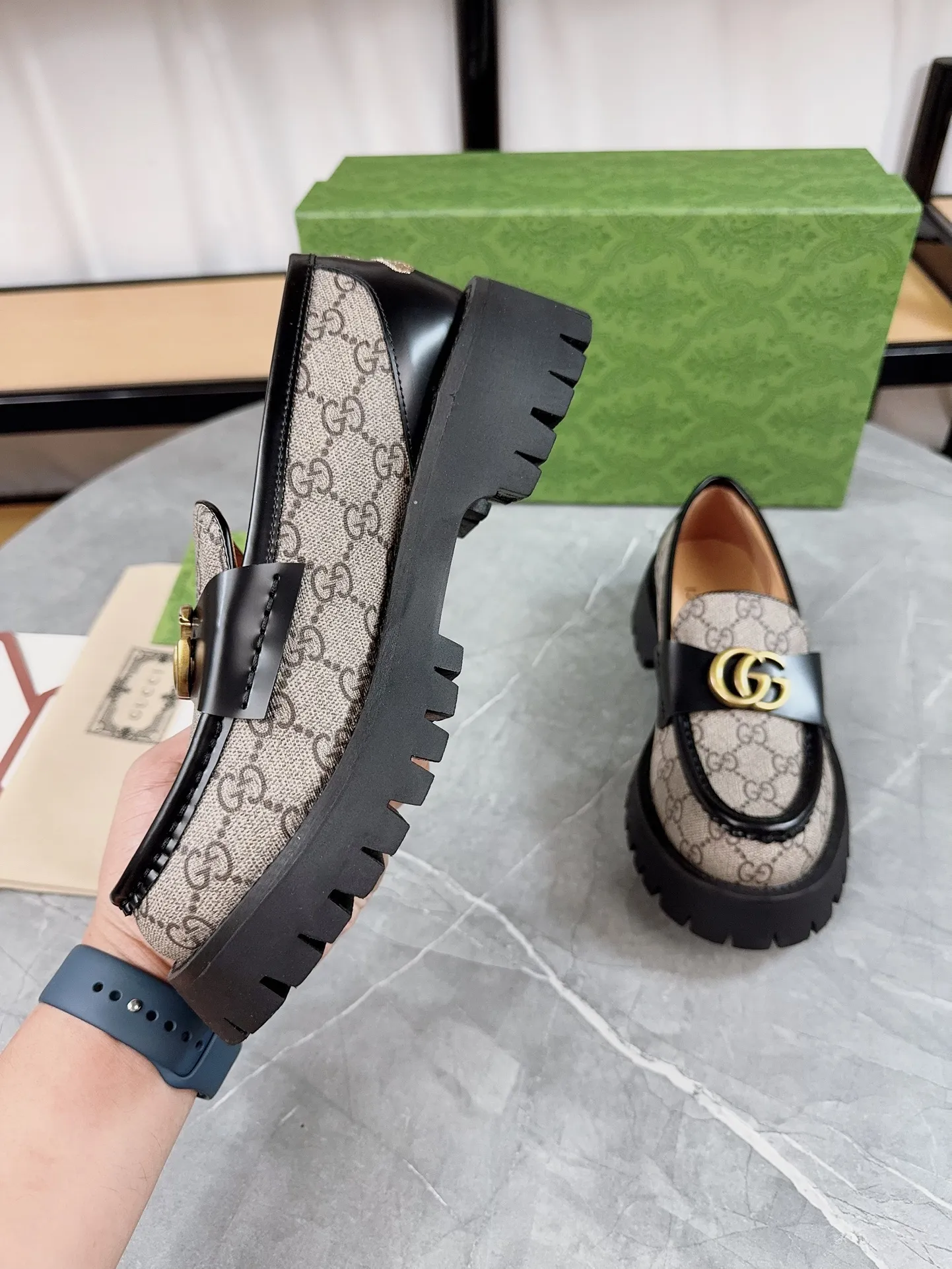 👟👟Ex-factory price 520👟👟Gucci2023 new model, double GG groove thick-soled Loaf platform shoes. The original version is made 1:1. Super beautiful quality, classic model at the counter. ❶Upper: original open edge beaded cowhide ❷Inner lining: water-dyed cowhide ❸Feet: water-dyed cowhide ❹Outsole: ultra-light original sole ❺thick sole heightening: 3.5cn ❻Packing: original packaging ❼Number: 35-42 (41 41 customized, non-returnable) Men's model: 38-46 (45, 46 customized, non-returnable)